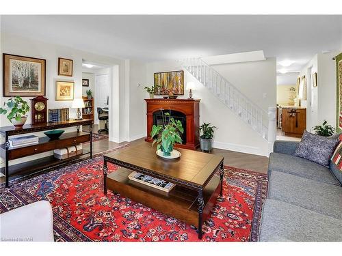 3663 East Main Street, Fort Erie, ON - Indoor Photo Showing Living Room