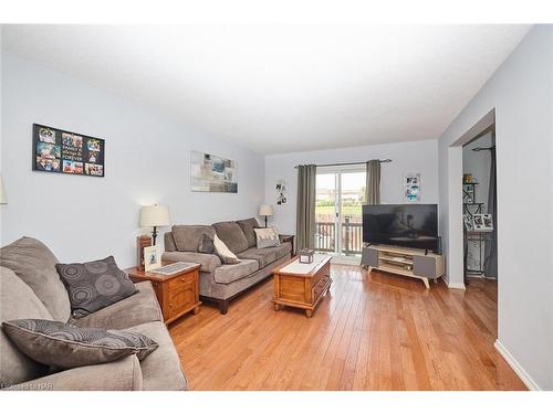 38 Culligan Crescent, Thorold, ON - Indoor Photo Showing Living Room