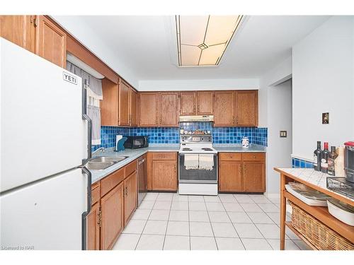 38 Culligan Crescent, Thorold, ON - Indoor Photo Showing Kitchen With Double Sink