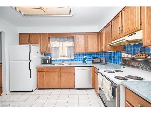 38 Culligan Crescent, Thorold, ON - Indoor Photo Showing Kitchen With Double Sink