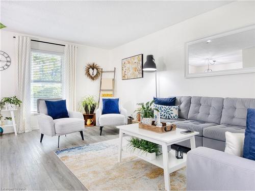 8 Barry Street, St. Catharines, ON - Indoor Photo Showing Living Room