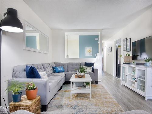 8 Barry Street, St. Catharines, ON - Indoor Photo Showing Living Room