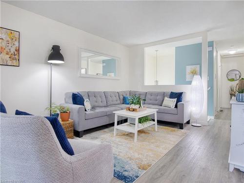 8 Barry Street, St. Catharines, ON - Indoor Photo Showing Living Room