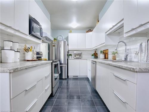 8 Barry Street, St. Catharines, ON - Indoor Photo Showing Kitchen With Upgraded Kitchen