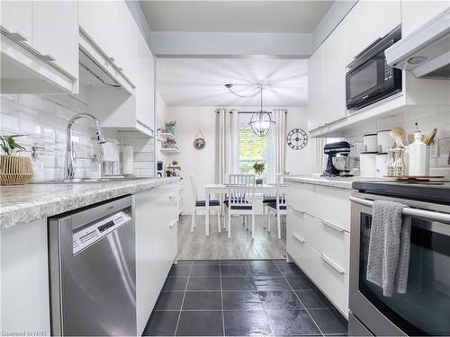 8 Barry Street, St. Catharines, ON - Indoor Photo Showing Kitchen With Upgraded Kitchen