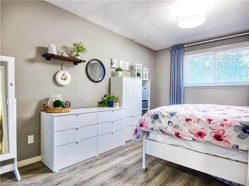 8 Barry Street, St. Catharines, ON - Indoor Photo Showing Bedroom