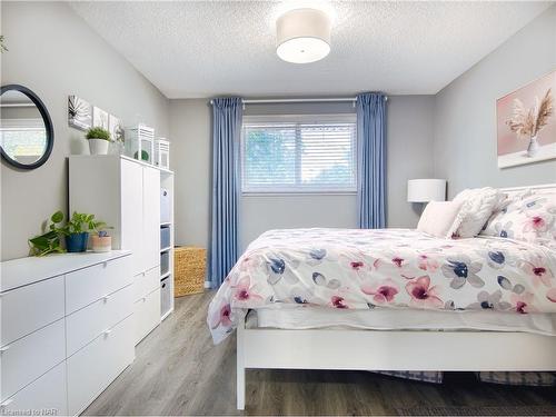 8 Barry Street, St. Catharines, ON - Indoor Photo Showing Bedroom