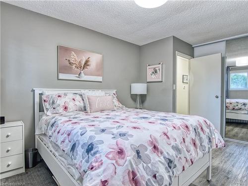 8 Barry Street, St. Catharines, ON - Indoor Photo Showing Bedroom