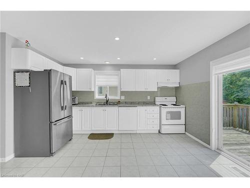 5 Longview Drive, Mount Hope, ON - Indoor Photo Showing Kitchen With Double Sink