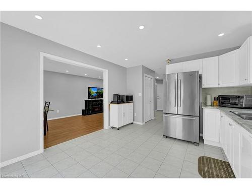 5 Longview Drive, Mount Hope, ON - Indoor Photo Showing Kitchen