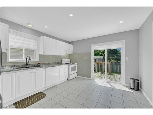 5 Longview Drive, Mount Hope, ON - Indoor Photo Showing Kitchen With Double Sink