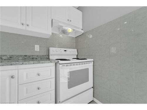 5 Longview Drive, Mount Hope, ON - Indoor Photo Showing Kitchen