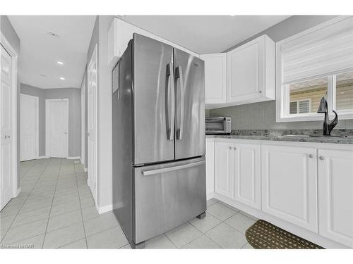 5 Longview Drive, Mount Hope, ON - Indoor Photo Showing Kitchen