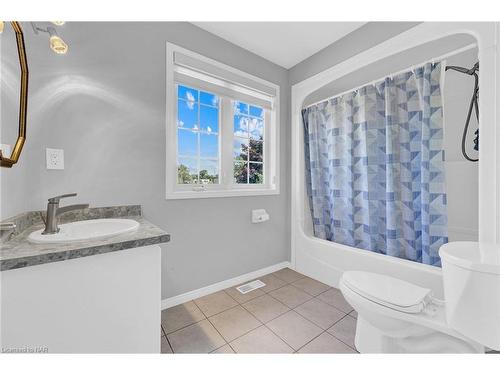 5 Longview Drive, Mount Hope, ON - Indoor Photo Showing Bathroom