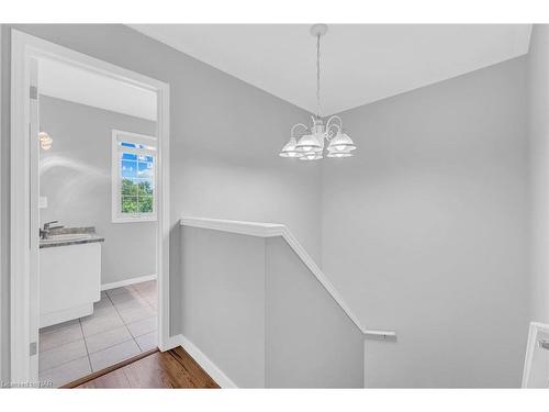 5 Longview Drive, Mount Hope, ON - Indoor Photo Showing Other Room