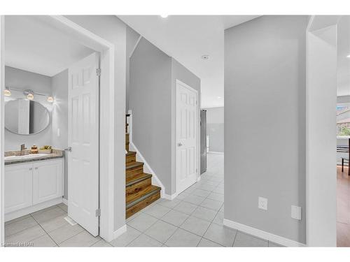 5 Longview Drive, Mount Hope, ON - Indoor Photo Showing Bathroom