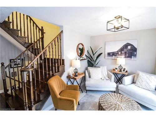 54 Juneberry Road, Thorold, ON - Indoor Photo Showing Living Room