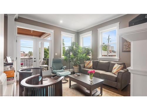 12 Salina Street Street, St. Catharines, ON - Indoor Photo Showing Living Room