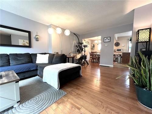 59 Graystone Crescent, Welland, ON - Indoor Photo Showing Living Room