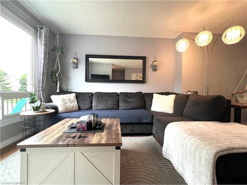 59 Graystone Crescent, Welland, ON - Indoor Photo Showing Living Room