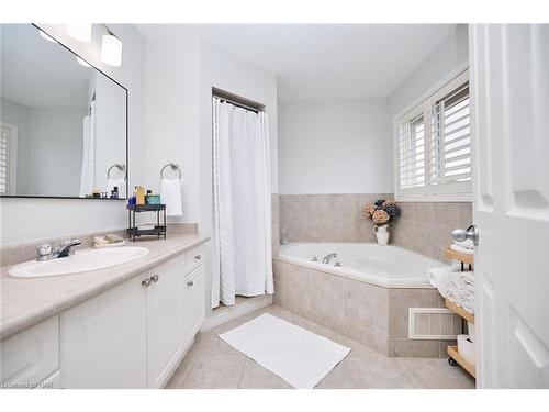 107 Napa Lane, Hamilton, ON - Indoor Photo Showing Bathroom