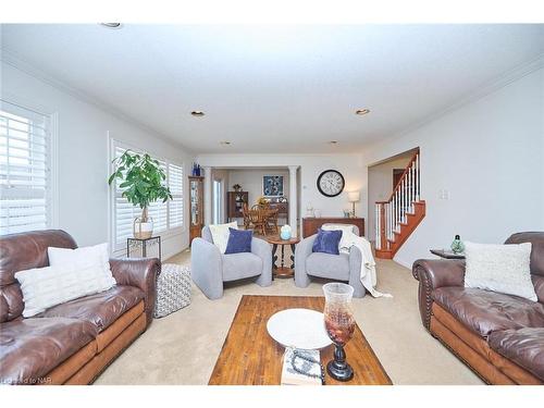 107 Napa Lane, Hamilton, ON - Indoor Photo Showing Living Room