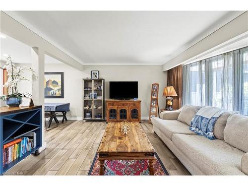 2978 St. Paul Avenue, Niagara Falls, ON - Indoor Photo Showing Living Room