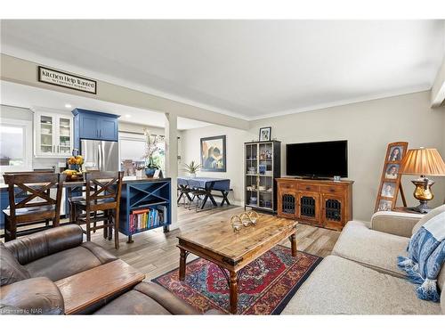 2978 St. Paul Avenue, Niagara Falls, ON - Indoor Photo Showing Living Room