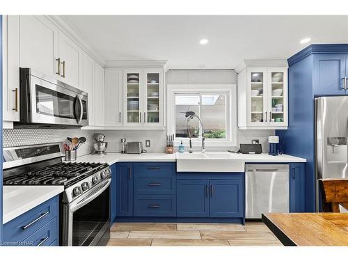 2978 St. Paul Avenue, Niagara Falls, ON - Indoor Photo Showing Kitchen With Double Sink