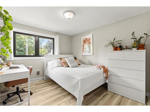 2978 St. Paul Avenue, Niagara Falls, ON - Indoor Photo Showing Bedroom