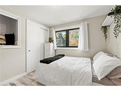 2978 St. Paul Avenue, Niagara Falls, ON - Indoor Photo Showing Bedroom