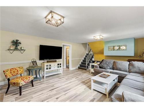 2978 St. Paul Avenue, Niagara Falls, ON - Indoor Photo Showing Living Room