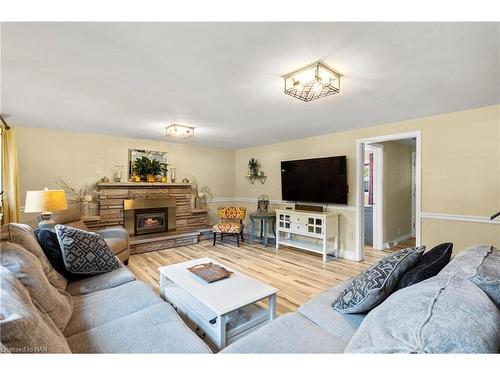 2978 St. Paul Avenue, Niagara Falls, ON - Indoor Photo Showing Living Room With Fireplace