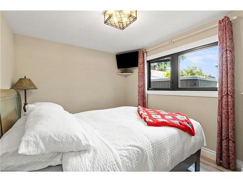 2978 St. Paul Avenue, Niagara Falls, ON - Indoor Photo Showing Bedroom