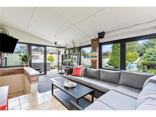 2978 St. Paul Avenue, Niagara Falls, ON - Indoor Photo Showing Living Room