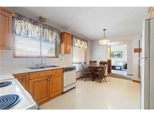 6702 Margaret Street, Niagara Falls, ON - Indoor Photo Showing Kitchen With Double Sink