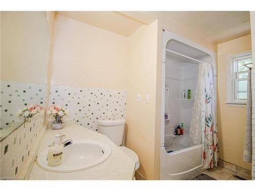 64 White Avenue, Welland, ON - Indoor Photo Showing Bathroom