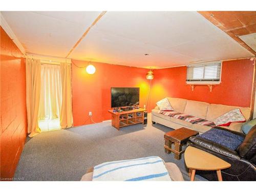 64 White Avenue, Welland, ON - Indoor Photo Showing Living Room