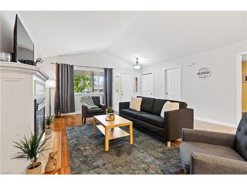 72 Chapel Street N, Thorold, ON - Indoor Photo Showing Living Room