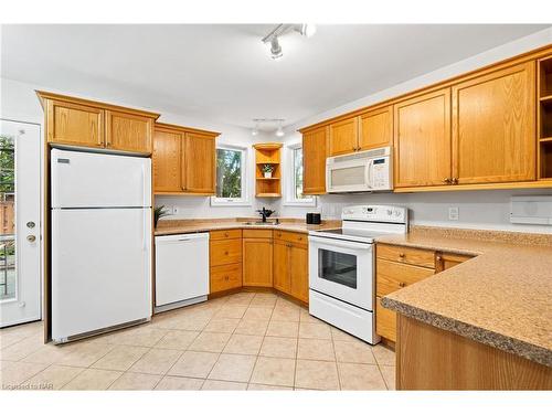 72 Chapel Street N, Thorold, ON - Indoor Photo Showing Kitchen