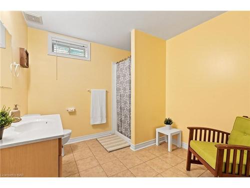 72 Chapel Street N, Thorold, ON - Indoor Photo Showing Bathroom