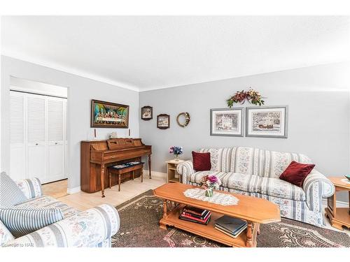 21 Kimbermount Drive, St. Catharines, ON - Indoor Photo Showing Living Room