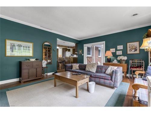 63 Mountain Street, St. Catharines, ON - Indoor Photo Showing Living Room