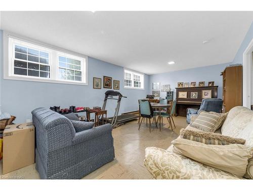 63 Mountain Street, St. Catharines, ON - Indoor Photo Showing Living Room