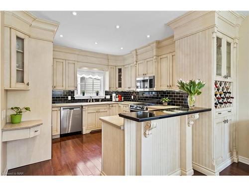 1-175 Queen Street, Niagara-On-The-Lake, ON - Indoor Photo Showing Kitchen With Upgraded Kitchen