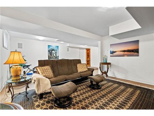 1-175 Queen Street, Niagara-On-The-Lake, ON - Indoor Photo Showing Living Room