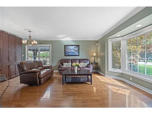 105 Dorothy Street, St. Catharines, ON - Indoor Photo Showing Living Room