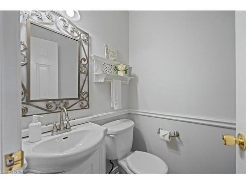 105 Dorothy Street, St. Catharines, ON - Indoor Photo Showing Bathroom