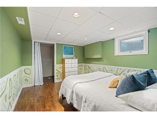 105 Dorothy Street, St. Catharines, ON - Indoor Photo Showing Bedroom