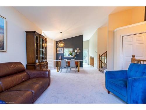 49 Biggar Road, Thorold, ON - Indoor Photo Showing Living Room